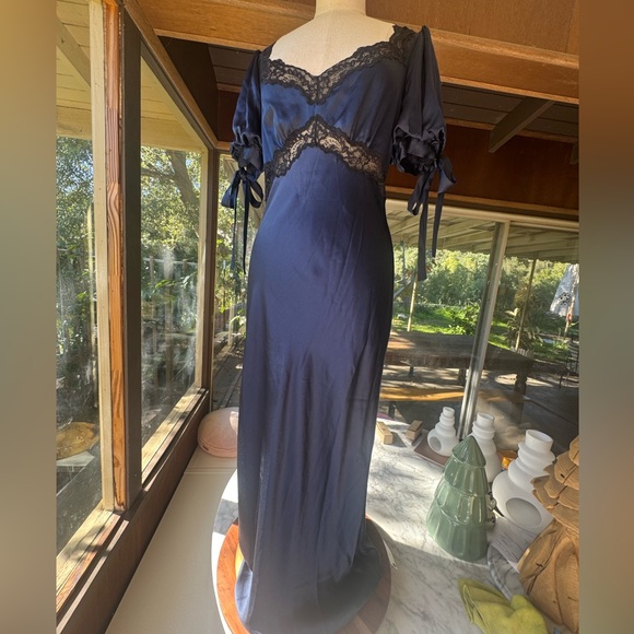 Reformation x Kacey Musgrave Stella navy silk midi dress with puff sleeves - Picture 13 of 17